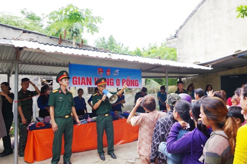 Gian hàng 0 đồng tặng quần áo cũ cho người dân khó khăn.