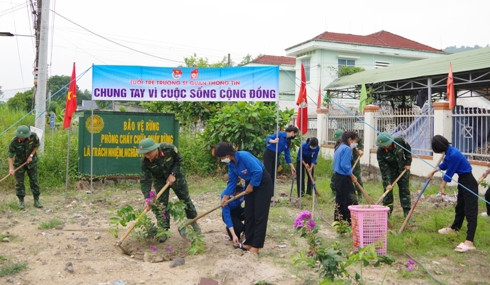 Lực lượng các đơn vị dọn dẹp vệ sinh khu vực công cộng.