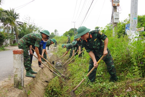 Cán bộ, đoàn viên khơi thông hệ thống mương thoát nước trên địa bàn.