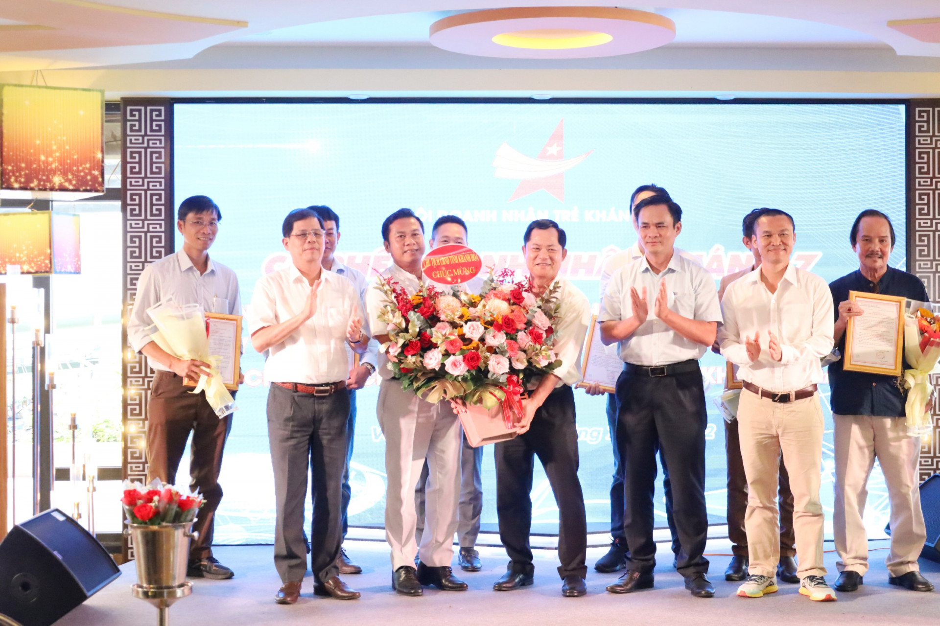 Ông Nguyễn Tấn Tuân - Chủ tịch UBND tỉnh tặng hoa chúc mừng Hội doanh nhân trẻ tại chương trình.