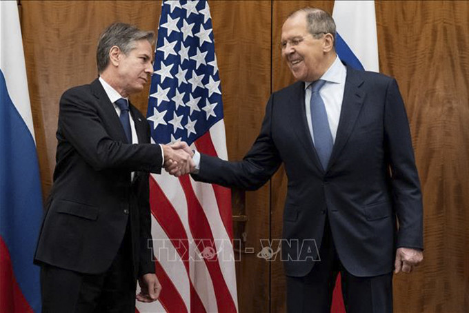 Ngoại trưởng Nga Sergei Lavrov (phải) và người đồng cấp Mỹ Antony Blinken (trái) tại cuộc gặp ở Geneva, Thụy Sĩ ngày 21/1/2022. Ảnh: AFP/TTXVN