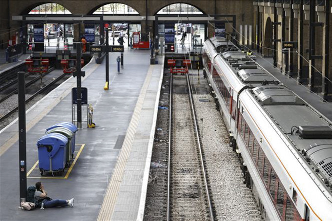Cảnh vắng vẻ tại nhà ga King's Cross ở London, Anh trong bối cảnh diễn ra cuộc đình công của công nhân đường sắt, ngày 27/7/2022. Ảnh: AFP/TTXVN