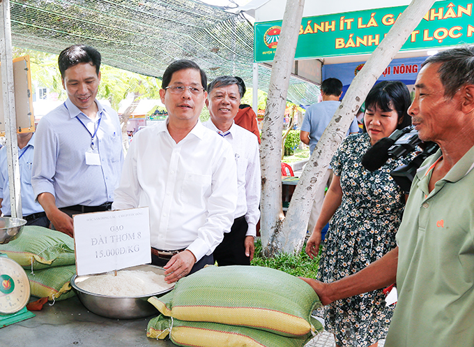 Chairman of Khanh Hoa Province Nguyen Tan Tuan taking to rice growers at the fair.