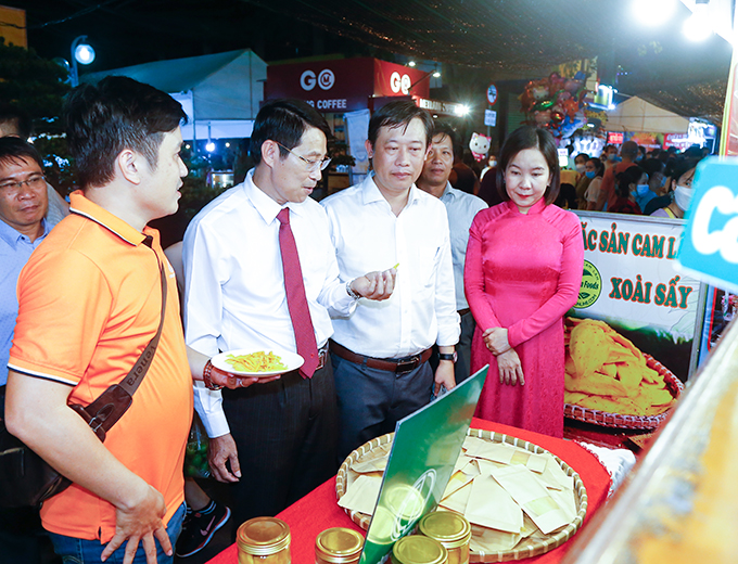 Vice-chairman of Khanh Hoa Province People's Committee Dinh Van Thieu visiting dried mango booth of Cam Lam district