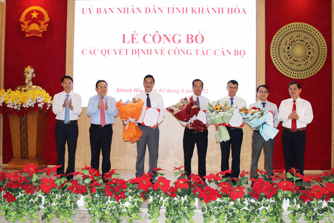 Lãnh đạo tỉnh trao quyết định và tặng hoa chúc mừng các cán bộ.