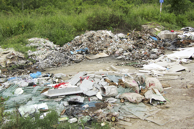 Đổ rác, xà bần ra bãi đậu xe