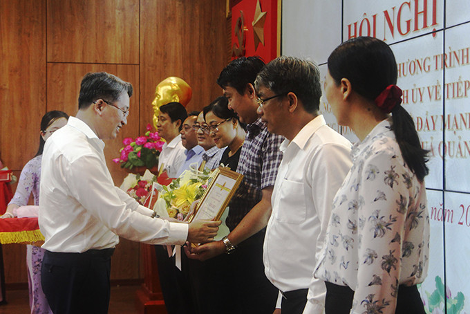 Đồng chí Nguyễn Hải Ninh trao bằng khen cho các tập thể tiêu biểu trong thực hiện Chương trình hành động số 12. 