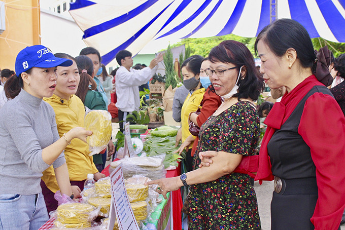 Mô hình bánh tráng của Hội Phụ nữ xã Diên Hòa tham gia phiên chợ Đồng hành phụ nữ khởi nghiệp tỉnh do Hội Liên hiệp Phụ nữ tỉnh tổ chức.