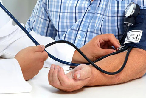 Kiểm tra huyết áp thường xuyên có thể giữ huyết áp trong tầm kiểm soát, từ đó ngăn ngừa cơn đau tim. Ảnh: SHUTTERSTOCK