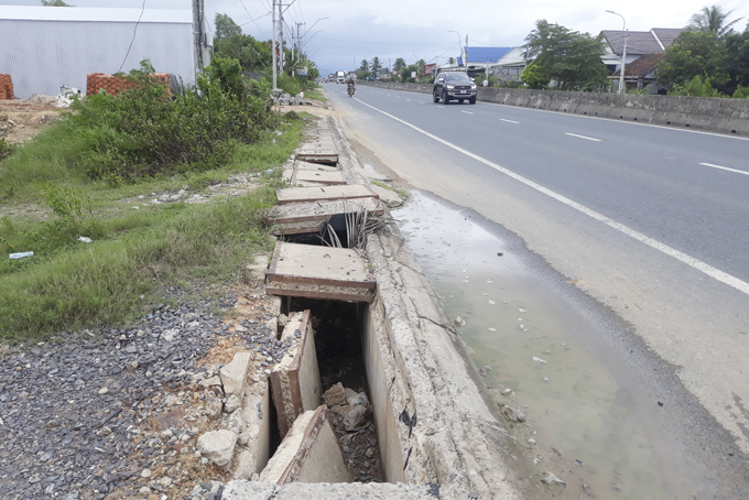 Nắp mương thoát nước bị sụp bể