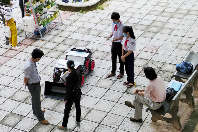 Mô hình máy gom muối tự động của học sinh Trường THCS Nguyễn Khuyến (Cam Ranh). 
