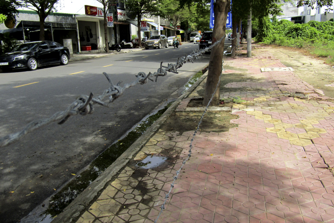 Giăng dây thép gai trên vỉa hè