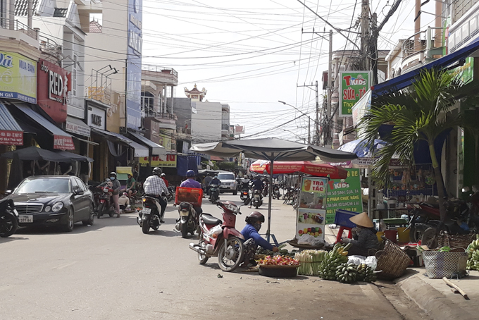 Buôn bán lấn chiếm lòng lề đường