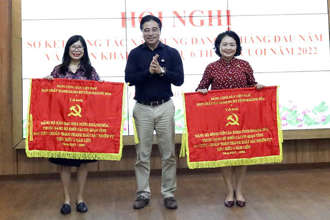 Ông Nguyễn Khắc Toàn trao cờ thi đua cho 2 tổ chức cơ sở Đảng xuất sắc.