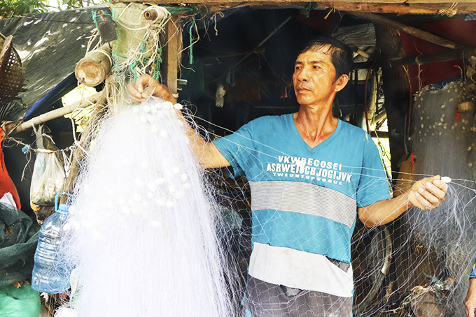 Ông Trần Ngọc Việt (xã Phước Đồng) dùng vốn vay đầu tư mua lưới khai thác thủy sản hiệu quả.