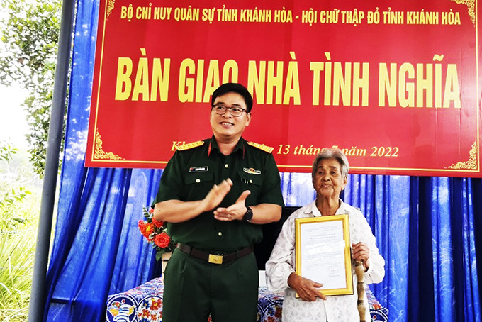 Bộ Chỉ huy Quân sự tỉnh bàn giao nhà tình nghĩa cho gia đình thân nhân liệt sĩ tại xã Diên Xuân.