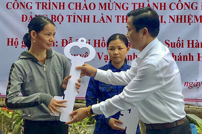 Ông Hà Quốc Trị bàn giao nhà cho người nghèo ở huyện Vạn Ninh.