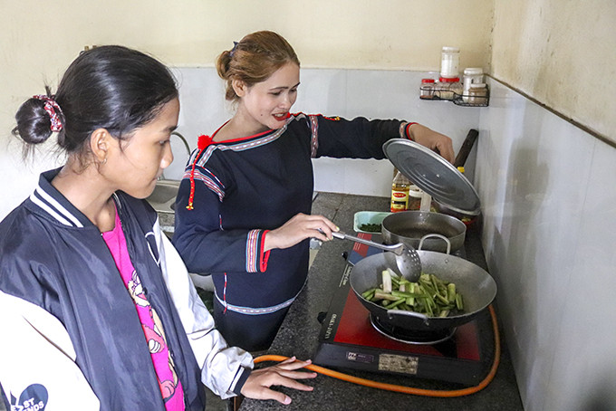 Mẹ con chị H’ Nhuôm (xã Ninh Tây, thị xã Ninh Hòa) nấu ăn trong căn nhà mới.