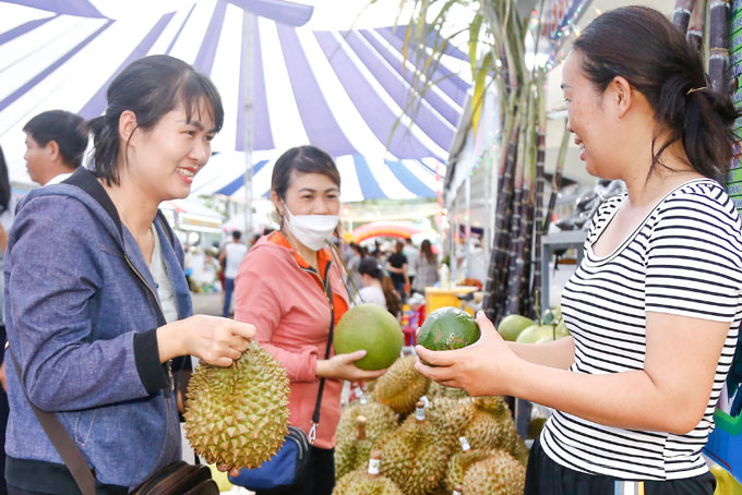 Khanh Son’s agricultural products sold at the festival