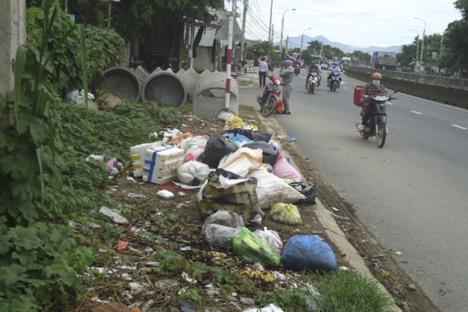 Hành lang quốc lộ thành bãi rác