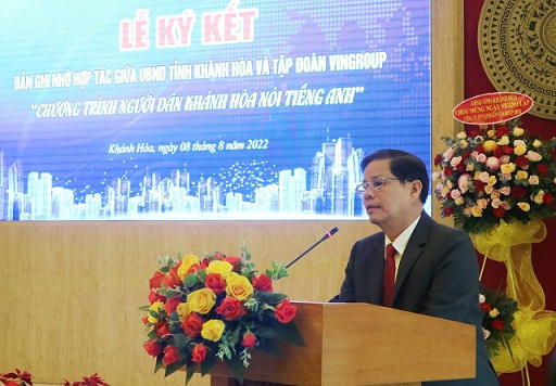 Ông Nguyễn Tấn Tuân phát biểu tại lễ ký kết. 