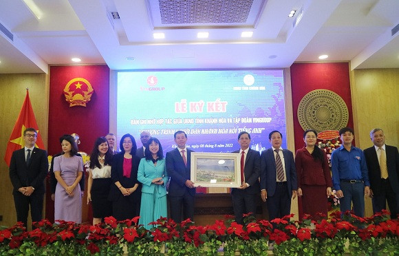 Ông Nguyễn Tấn Tuân tặng quà lưu niệm cho Tập đoàn Vingroup. 