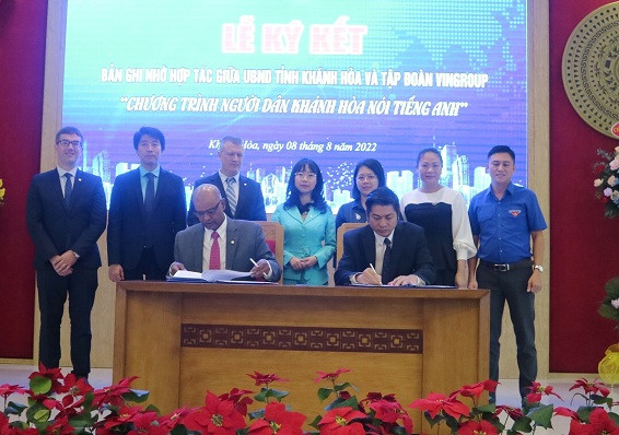 Đại diện Trường Đại học VinUni và Trường Đại học Khánh Hòa ký kết hợp tác. 