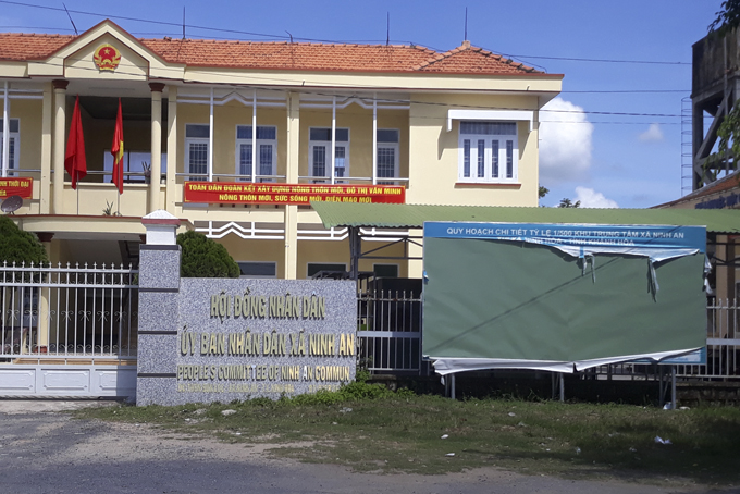 Cần thay mới pa nô tuyên truyền