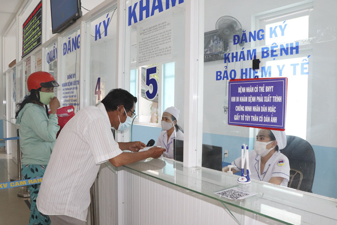 Người dân đăng ký khám, chữa bệnh bằng Bảo hiểm y tế tại Bệnh viện Đa khoa khu vực Cam Ranh. 