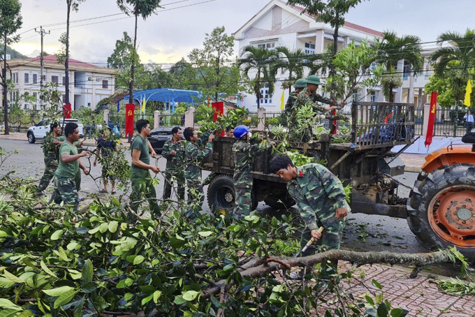 Cán bộ, chiến sĩ lực lượng vũ trang huyện tham gia khắc phục hậu quả trận lốc xoáy, mưa đá vào ngày 8-6. 
