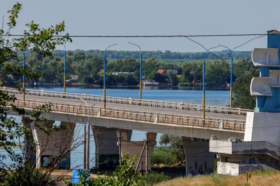 Cây cầu Antonovsky bắc qua sông Dnipro đã bị cấm lưu thông dân sự sau khi bị tấn công vào ngày 27/7/2022. Ảnh: Reuters 