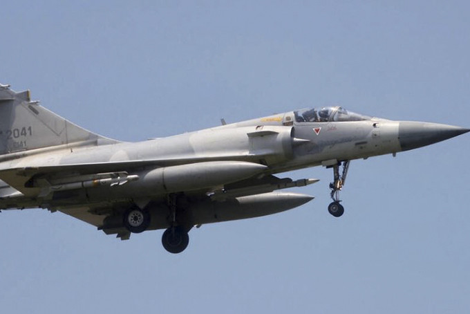 Chiến đấu cơ Mirage 2000-5 của Đài Loan hạ cánh xuống căn cứ không quân Hsinchu ngày 7/8. Ảnh: Reuters