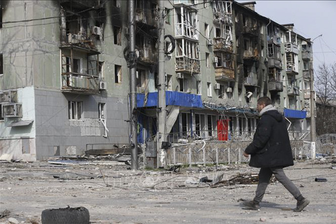 Tòa nhà bị hư hại do xung đột tại Mariupol, Ukraine, ngày 17/4/2022. Ảnh: THX/TTXVN