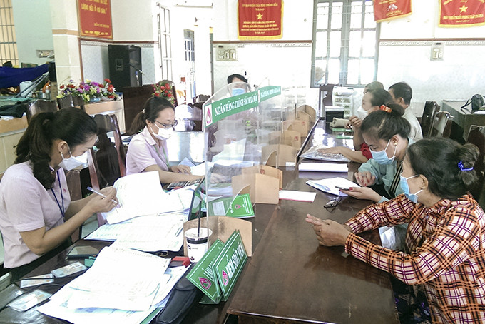Borrowers doing procedures at transaction point in Ninh Dong commune