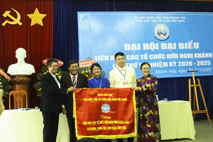Bà Nguyễn Phương Nga - Chủ tịch Liên hiệp  Các tổ chức hữu nghị Việt Nam (bìa phải) tặng bức trướng cho Liên hiệp Các tổ chức hữu nghị tỉnh nhân dịp đại hội nhiệm kỳ 2020-2025.