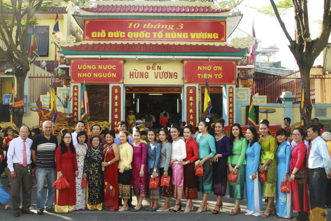 Đoàn lưu học sinh các nước và kiều bào về tham dự lễ Giỗ Tổ Hùng Vương được tổ chức tại TP. Nha Trang.