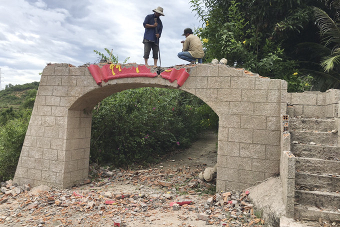 Cổng chào Khu du lịch sinh thái Quang Đạt đã được ông Đương cho người tháo dỡ vào sáng 9-8.