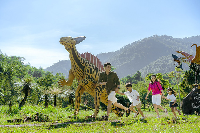 Dinosaur statues at Yang Bay Tourist Park