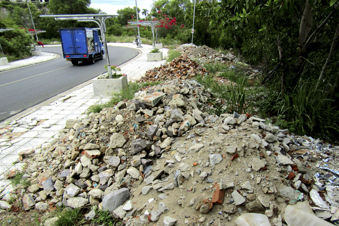 Đổ xà bần ra khu vực đường vòng Núi Chụt