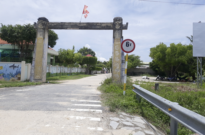 Cần làm lại cổng chào