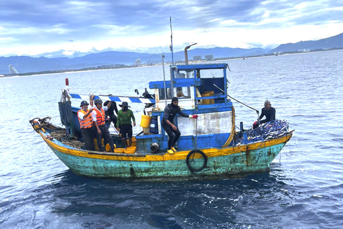 Tàu cá của ngư dân Bình Thuận khai thác thủy sản trên vùng biển Bãi Dài bị lực lượng chức năng xử lý.