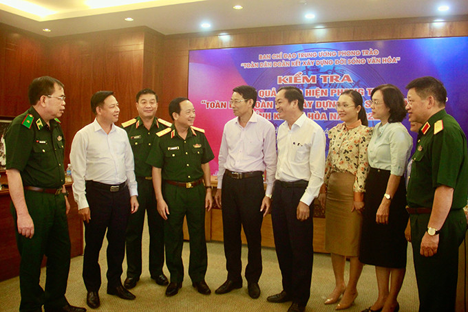 Trung tướng Trịnh Văn Quyết trao đổi cùng các thành viên Ban Chỉ đạo tỉnh.