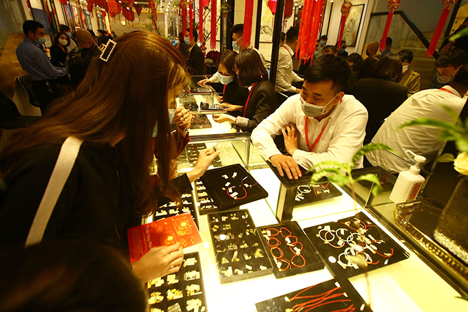 Giá vàng hôm nay 12.8.2022: Dự báo quay lại mức đỉnh trên 73 triệu đồng