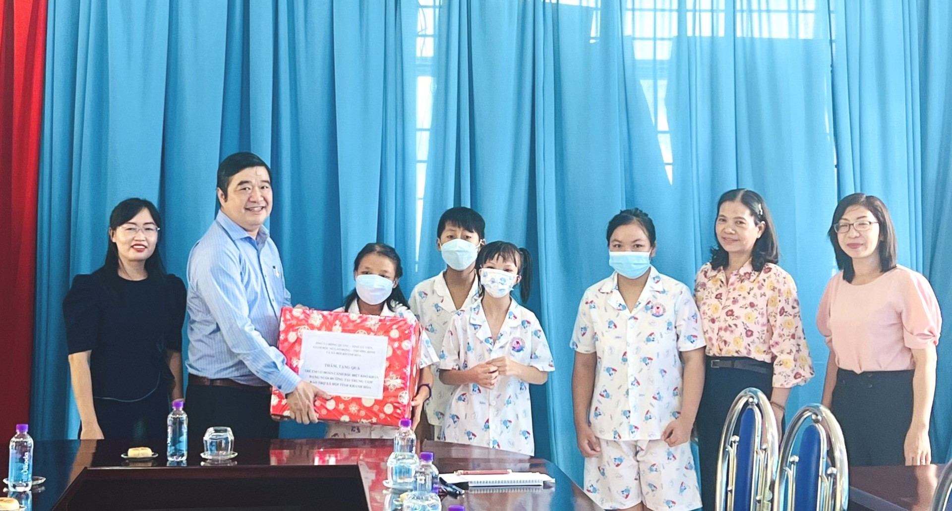 Ông Tạ Hồng Quang tặng quà cho trẻ em tại Trung tâm Bảo trợ xã hội tỉnh.