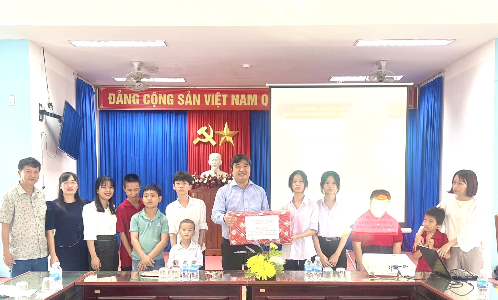 Ông Tạ Hồng Quang tặng quà cho trẻ em tại Trung tâm Bảo trợ xã hội và Công tác xã hội thị xã Ninh Hoà.