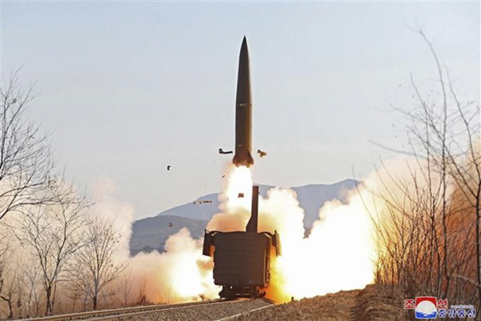 Một vụ phóng thử tên lửa từ bệ phóng đặt trên tàu hỏa tại tỉnh Bắc Pyongan, Triều Tiên. (Ảnh: AFP/TTXVN)