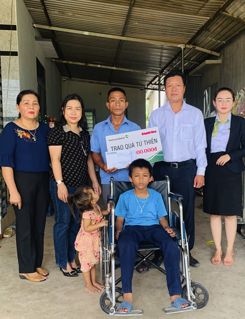 Đại diện Báo Khánh Hòa và Vietcombank Nha Trang cùng  lãnh đạo xã Suối Cát trao tiền ủng hộ cho gia đình cháu Cao Dĩnh.