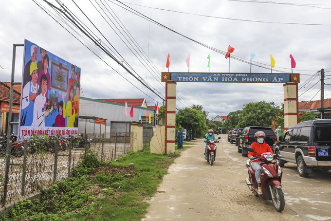  Cổng làng thôn Phong Ấp, xã Ninh Bình.