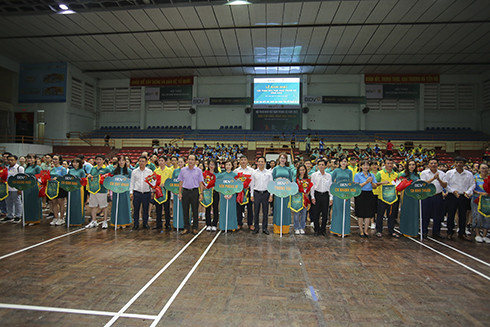 Ban tổ chức tặng cờ lưu niệm cho các đơn vị về dự hội thao.