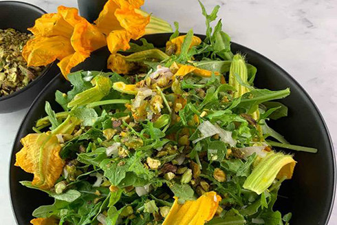 Salad hoa bí ngô giúp cơ thể tăng cường vitamin A có lợi cho mắt.